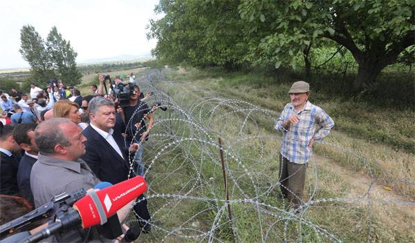 Poroschenko blickte durch ein Fernglas auf die russische Militärbasis in Südossetien