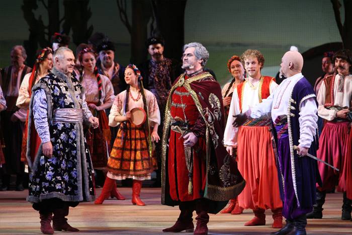 Kharkov에서 그들은 Bandera의 가장 좋아하는 노래를 오페라 "Mazepa"에 추가하기로 결정했습니다.