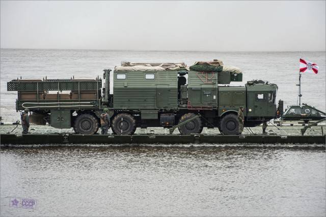 100-tonowy wóz bojowy „Yars” przekroczył Oka