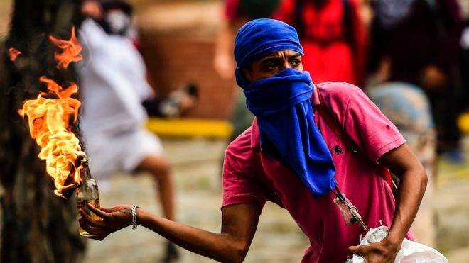 ベネズエラ野党は火炎瓶で民主主義を構築中