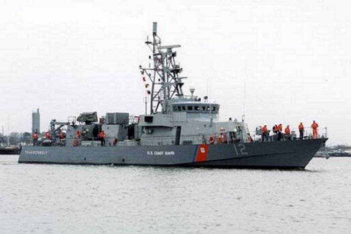 Um navio da Marinha dos EUA abriu fogo de advertência em um navio iraniano