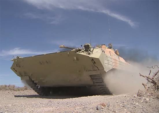 러시아 BMP-2 대원이 중국 사막 Takla-Makan에서 군사 장비를 테스트했습니다.