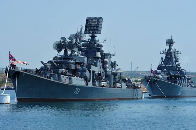 푸틴 (Putin) : 해군의 퍼레이드는 전통을 되살린다. 그러나 "세이버 래틀 링 (saber-rattling)