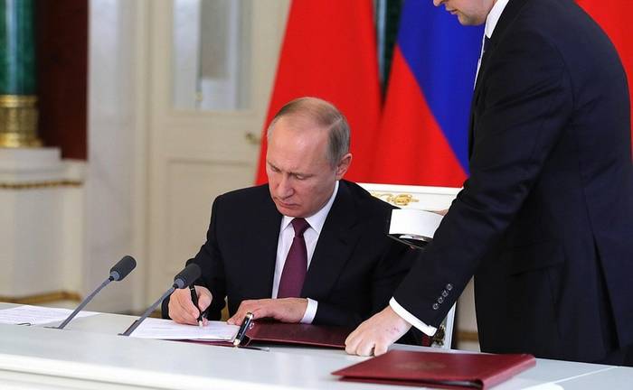 プーチン大統領はウクライナの銀行へのクリミアの債務返済に関する法律に調印