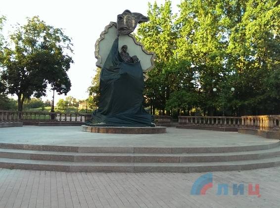 Luhansk'ın merkezinde bir patlama meydana geldi, LPR savunucularına ait bir anıt hasar gördü