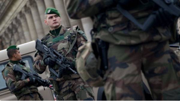 Un'auto ha incontrato un gruppo di militari in un sobborgo di Parigi