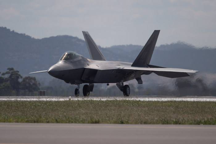 US Air Force aggiorna il prototipo F-22 a un aereo da combattimento completo