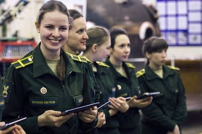 ロシアの歴史の中で初めて女の子は航空学校の士官候補生になります