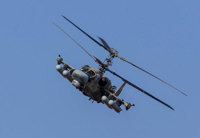 Ka-52와 Mi-8 AMTSH는 Primorye의 조건부 적의 기지를 공격했습니다.