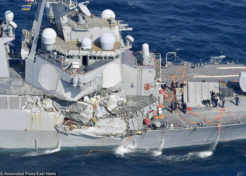 Demitido do serviço, a equipe de comando do US destroyer USS Fitzgerald