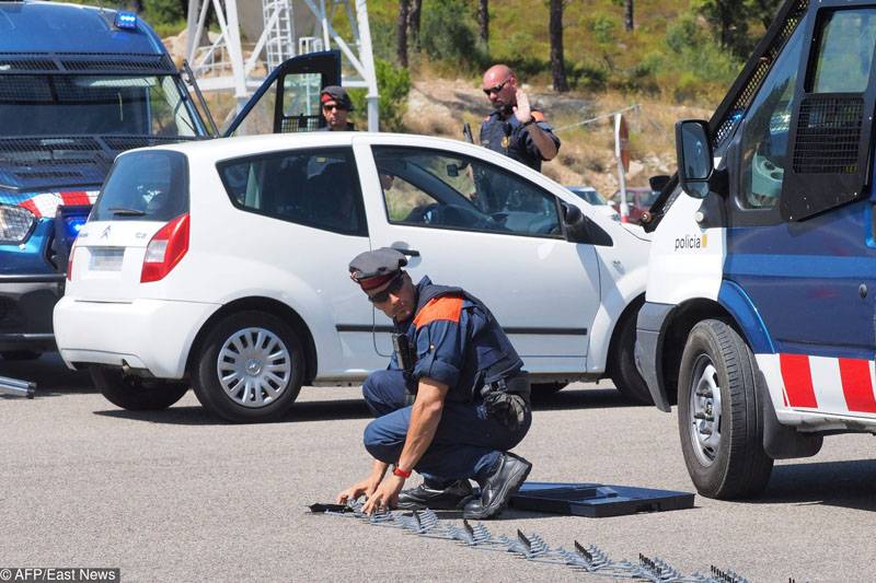 In Marseille, an unknown car rammed two bus stops