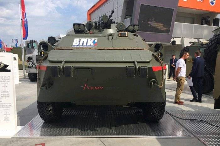 Der BTR-2017 wurde erstmals auf dem Army-87-Forum vorgestellt