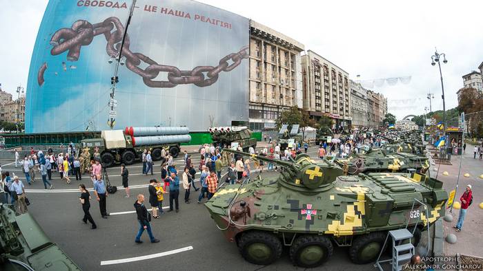 Kiovassa avattiin Ukrainan asevoimien sotilasvarusteiden näyttely