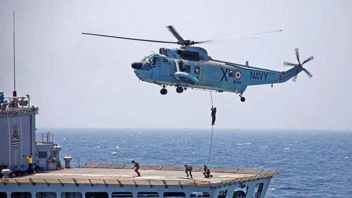 インドは海軍のためのヘリコプターの購入のための入札を開催します