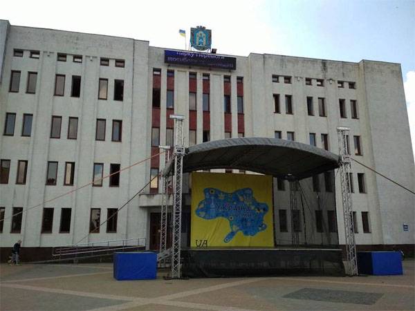 Près de Kiev a accroché une carte "festive" de l'Ukraine sans Donbass et Crimée