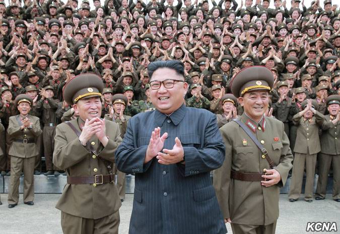 북한은 정기적으로 로켓 테스트를 실시했다.
