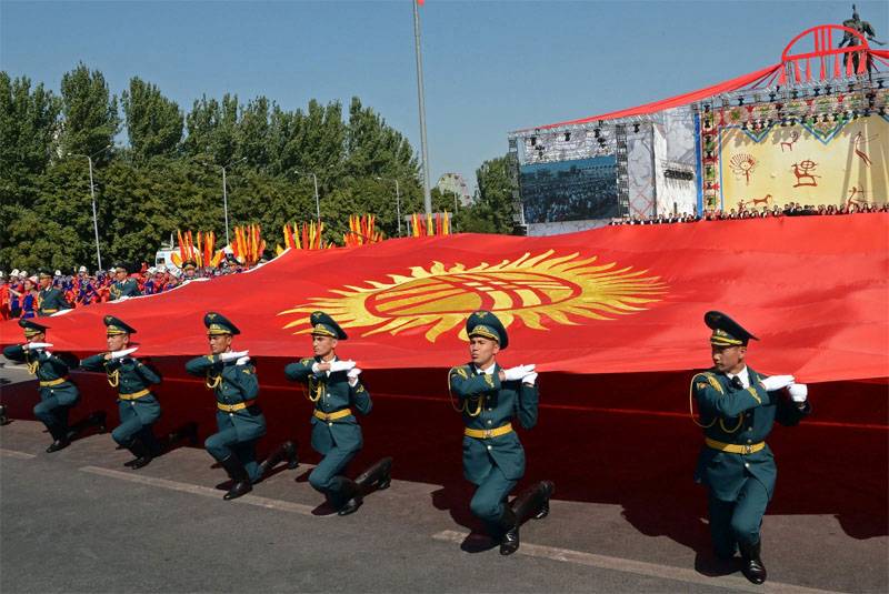 Kirgisistan feiert den Unabhängigkeitstag mit der Nationalflagge und dem St. George Band