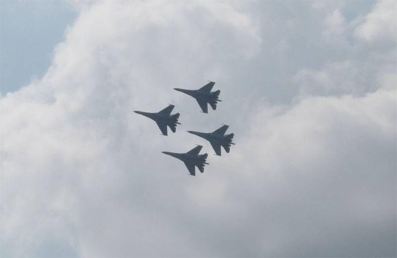 "Falcons of Russia" demonstrierte Kunstflug in den Himmel Buturlinovki
