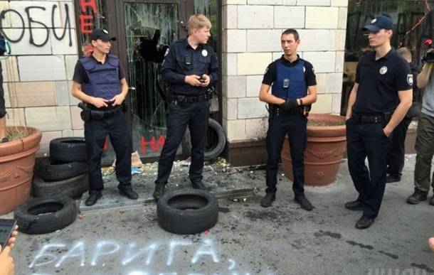 Ukropatriotsは「Maidanを尊重しない」ためにキエフの店を破った