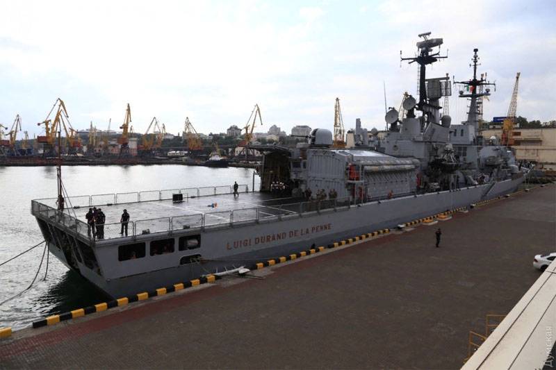 Destructor italiano "Luigi Durand De la Penne" en el puerto de Odessa