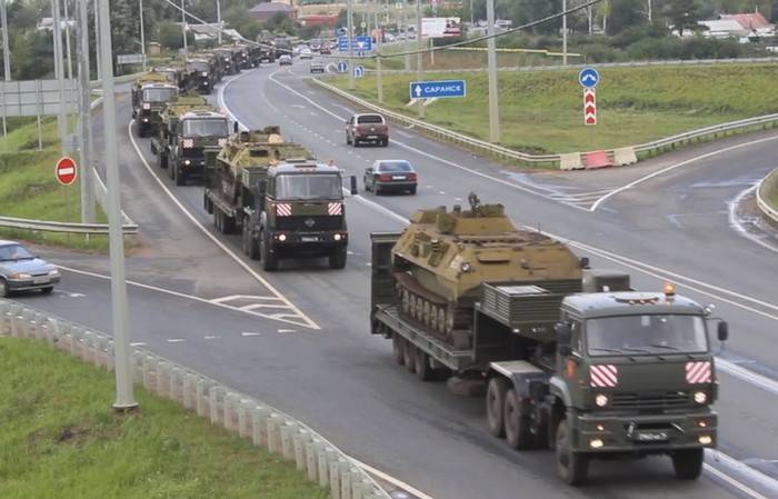 Nell'ambito delle esercitazioni, oltre un centinaio di veicoli corazzati sono stati trasferiti da Mordovia alla regione di Penza