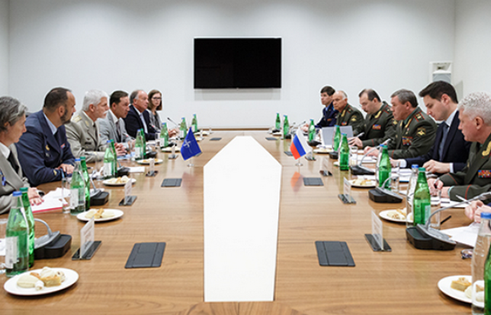 Начальник Генштаба ВС РФ обсудил с главой Военного комитета НАТО учения "Запад"