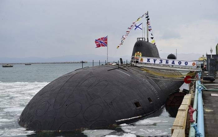 연습 중 쿠즈베이스 핵 잠수함은 조건부 적의 표면 선박의 분리를 파괴