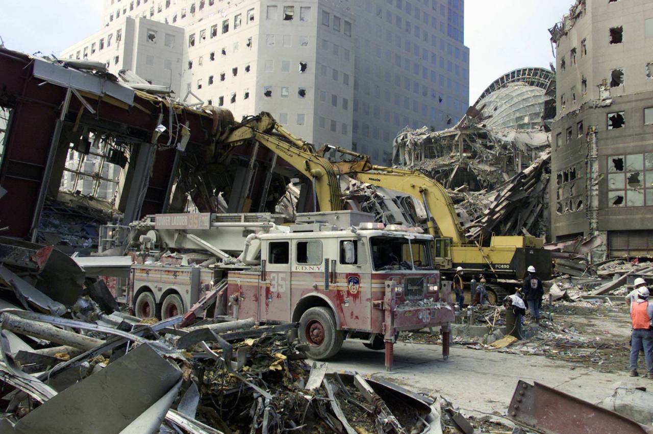 Фото после теракта. Теракт в Нью-Йорке 11 сентября 2001. Обломки самолета 11 сентября 2001. Теракт в Нью-Йорке 11 сентября 2001 обломки самолета.