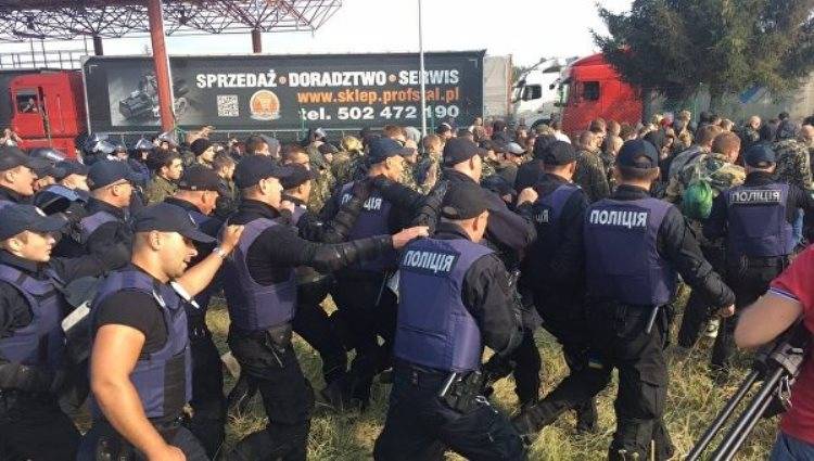 Der erste Kampf zwischen Anhängern von Saakaschwili und seinen Gegnern fand an der polnischen Grenze statt.