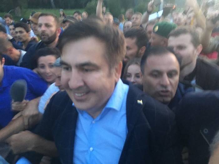 Saakashvili यूक्रेन के माध्यम से तोड़ दिया
