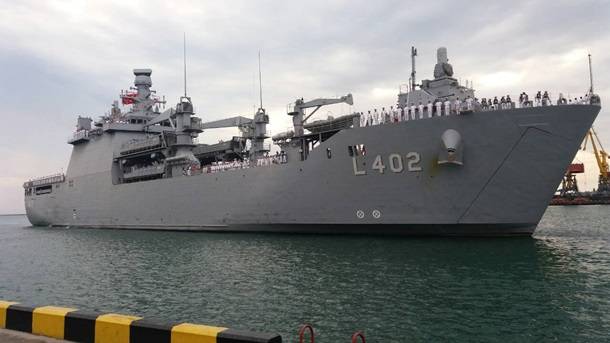 Um grande navio de desembarque das Forças Armadas Turcas chegou a Odessa
