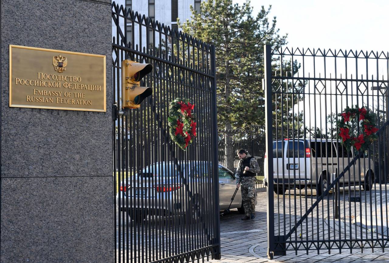 1 российское посольство. Посольство Российской Федерации в Вашингтоне. Консульство России в США. Посольство РФ В США. Русское посольство в США Вашингтон.