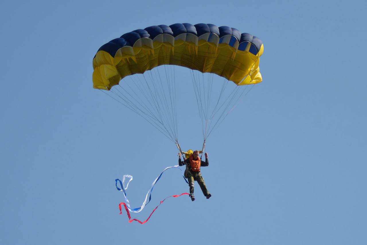 Спортсмен спускаясь на парашюте. Парашют крыло. Выступление парашютистов. Парашютист ВДВ. Парашют крыло фото.