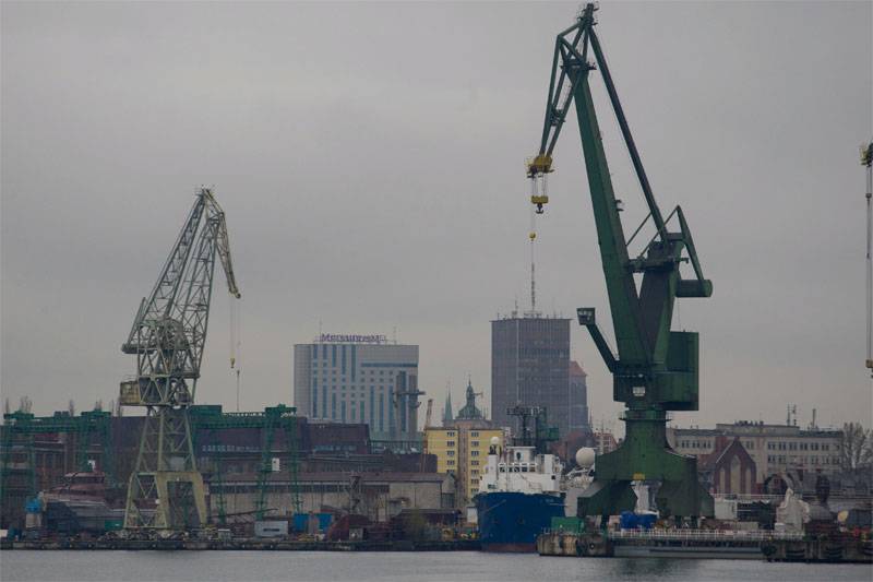 Desembarque de navios com veículos blindados americanos continua em Gdansk