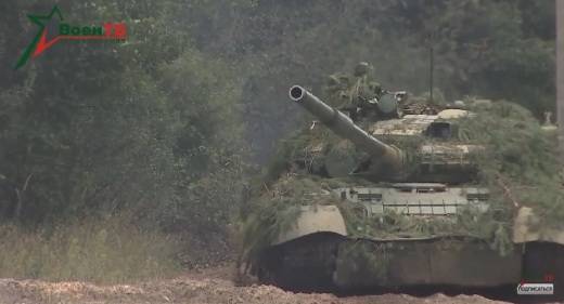 Auf Übungen beobachtet T-80BV mit Lagerung?