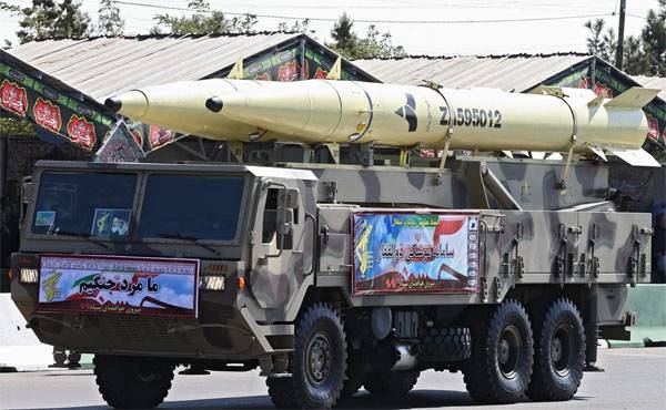 Frames military parade in Tehran