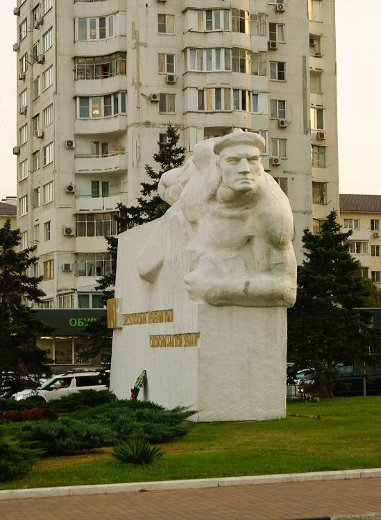 בנובורוסייסק נחשף לוח זיכרון לוותיק החזית והפסל ניקולאי בוז'ננקו
