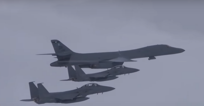 미국 폭격기가 북한의 비무장 지대를 따라 날아 갔다.