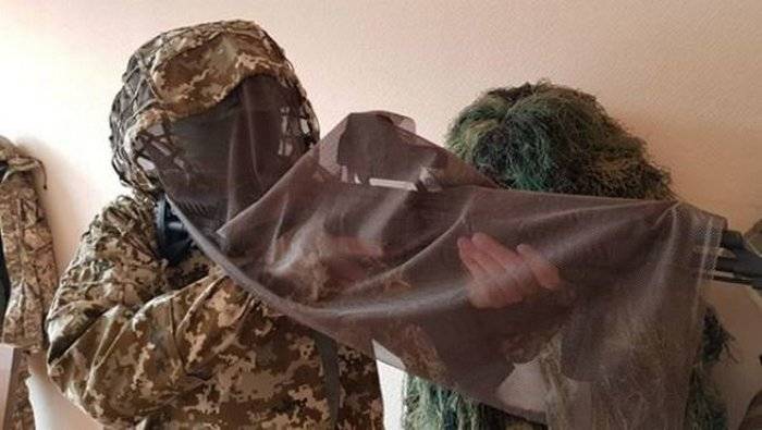 Ukrainas försvarsminister presenterade kamouflagedräkter för krypskyttar från Ukrainas väpnade styrkor