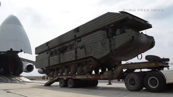 L'armée russe a construit un pont pour transporter du matériel lourd à travers l'Euphrate près de Deir ez-Zor