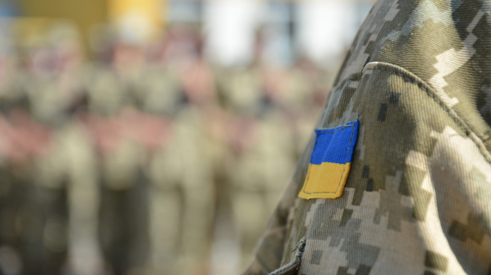Ukrainan asevoimien upseeri kontrabassosta ja kanuunanruokasta
