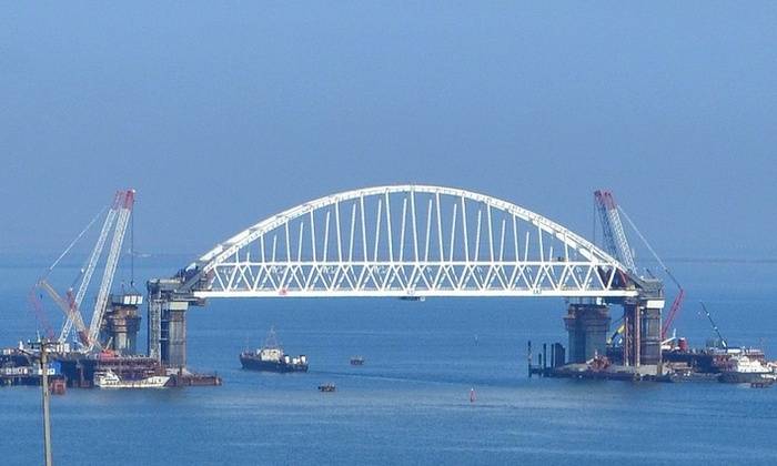 Poroshenko fa causa alla Russia a causa del ponte di Crimea