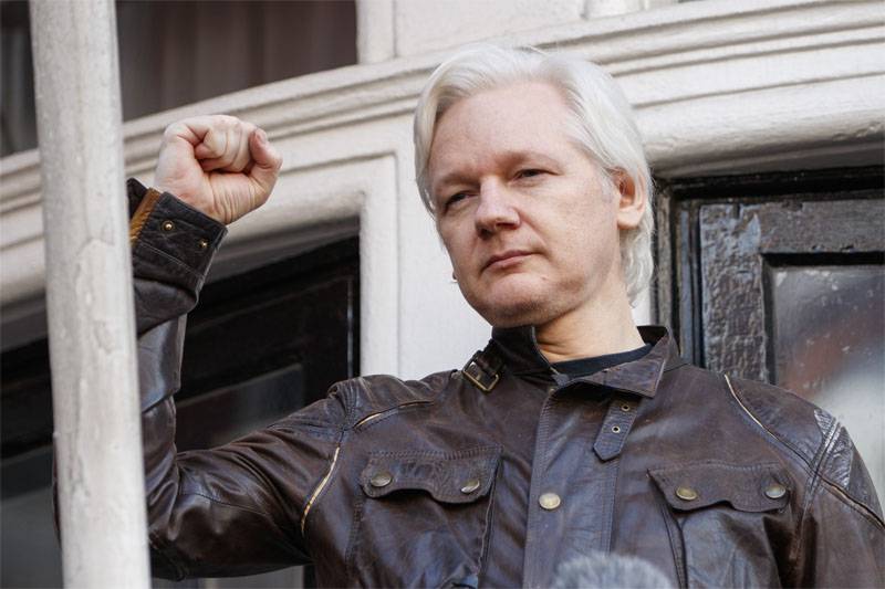 Assange: Primul război pe internet a început în Catalonia