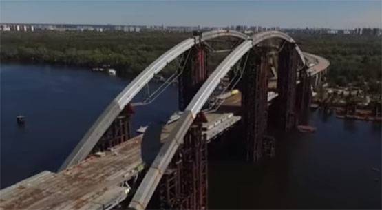 זראדה. החברה של פורושנקו בונה גשר בקייב ממבני מתכת רוסיים