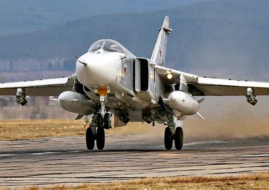 Su-24의 대원들은 볼가의 입에서 "적"의 군사 장비를 파괴했습니다