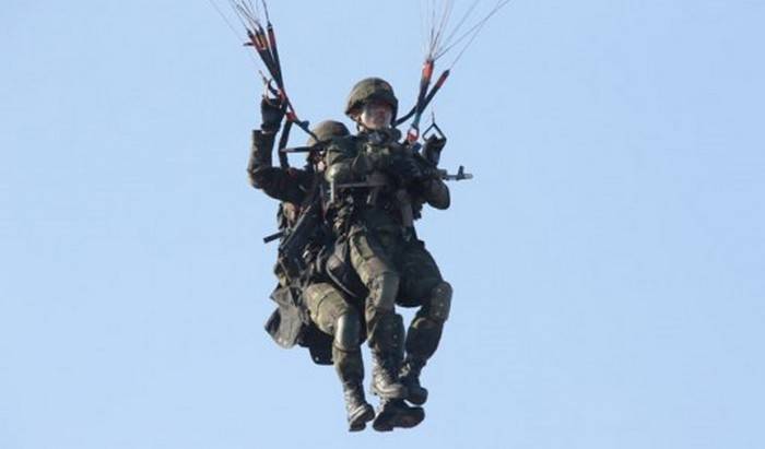 Fuerzas especiales de la RPDC trabajaron ataque usando parapentes.