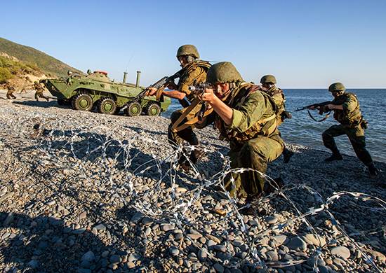 The marines of the Pacific Fleet have worked loading on the BDK and landing on the unequipped coast