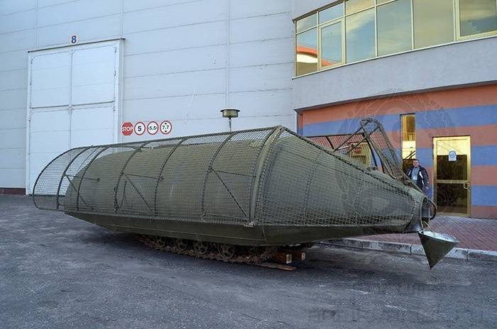 Kiev demostró un "tractor blindado" para evacuar a los heridos