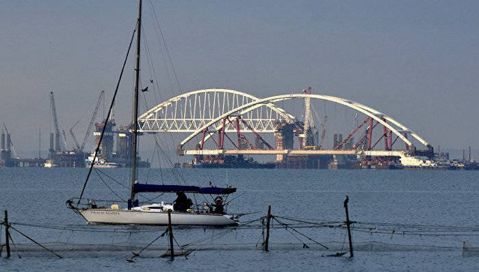 O arco da estrada da ponte da Criméia trouxe para o fairway