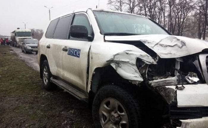 Nella periferia di Donetsk, un corazzato ucraino di trasporto di personale armato ha speronato un corteo OSCE